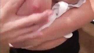 Deutsche MILF gibt im Aufzug tiefe Halsblasjob