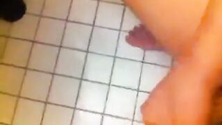 Svensk amatörflicka onanerar till klimax