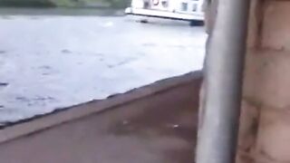 Blonde Deutsche Amateurin zeigt ihre Titten am Wasser