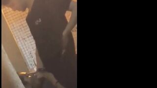 Un couple amateur en chaleur surpris en train de baiser apres une fete et filme en se