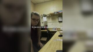 Une femme amateur se fait prendre par un collegue au bureau tres risquees