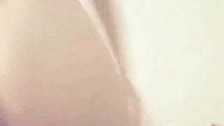 Mager svenska amatörfru onanerar på webbkamera