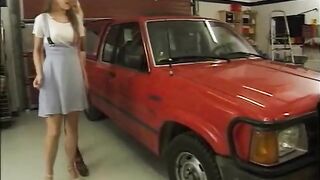 To danske sluts deler en pik