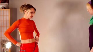 Cosplay Daphne & Velma Lesbian Scissoring with Chloe Toy