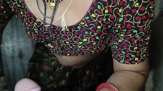 Padosan bhabhi ne maje leke lund chusa