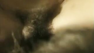 Haarige Muschi einer deutschen Ehefrau mit Sperma bedeckt