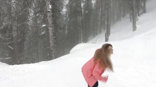 Exhibitionist Skiing: Blonde Flashes in Cable Car