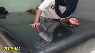Aku memijat istri teman muslimku yang mengunjungiku di rumah. Wanita Muslim sangat hot