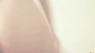 Blond skandinavisk hustru onanerer alene