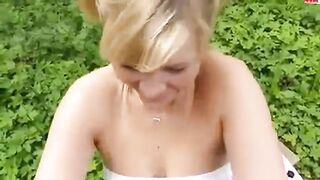 Blonder Deutscher Hardcore im Wald mit einer Süßen