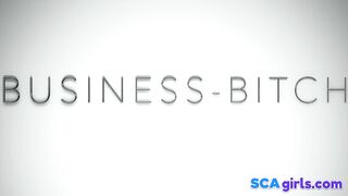 Dansk sekretærs nylonfødder i høje hæle til chef