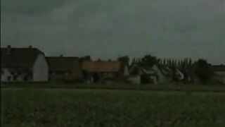 Deutscher Vintage-Schönheitsverkäufer mit großen Titten und Strümpfen