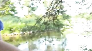 Im Park spazieren und im Fluss ficken - Deutsches Amateur-Paar