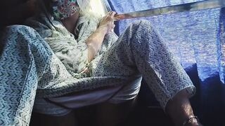 Bus Me Ek Bhabi Romantic Ho Kar Pent Khol Diya