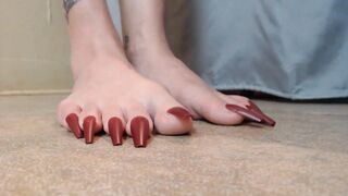 Clicking tapping long toe nails