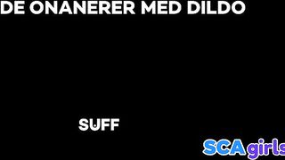 Kvinde træner sig til orgasme med en dildo