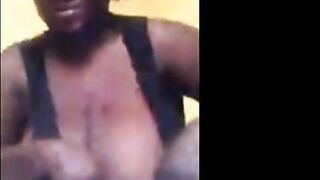Ivoirienne sexy avec des gros seins à la webcam
