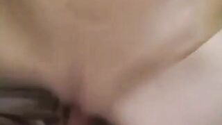 Deutsche Amateur-Blondine auf dem Tisch festgenagelt