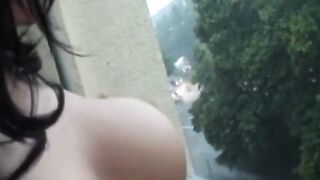 Deutsche masturbiert Outdoor im Regen