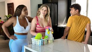 MomsBangTeens - Riley Reign, Ny Ny Lew - MILF Makes College Shower Threesome