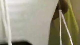 Öffentlicher Blowjob in einem Einkaufszentrum - Schweizer Amateurpaar