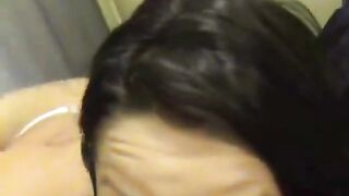 Öffentlicher Blowjob in einem Einkaufszentrum - Schweizer Amateurpaar