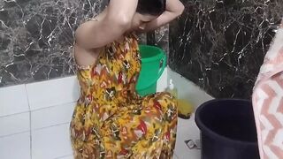 Mother in law ko nahate hue dekh liya mari chut