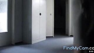 Masturbation au travail : exhibition publique d'une jeune femme