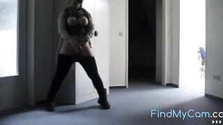 Masturbation au travail : exhibition publique d'une jeune femme