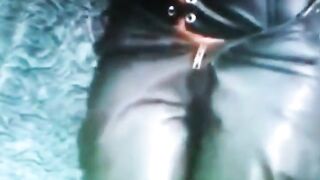 Gitte i stramme læderbukser, dansk skønhed i latex