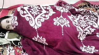 Soyi hui naukrani ko paise dekar malik ne pel diya