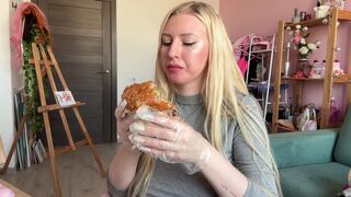 alicewarmheart Ignoring you and eating the hamburger