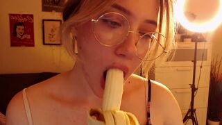 Babyheavanian - Retro girl eating banana