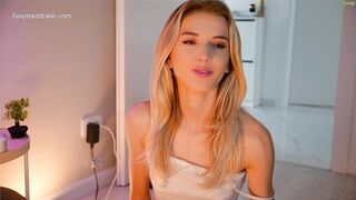 Skinny blonde kommt mit Dildo und Klitorisvibrator krass zum Orgasmus
